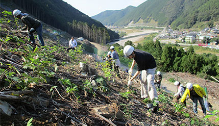 植樹をするコーナン従業員