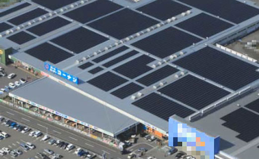 徳島藍住店屋上に設置された太陽光パネル