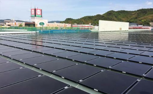 徳島小松島店屋上に設置された太陽光パネル