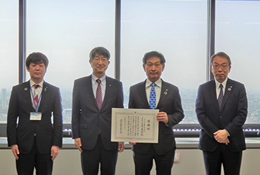 大阪府松井知事より感謝状をいただいた疋田直太朗社長