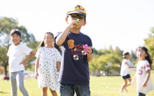 春の行楽シーズン真っ只中！ シャボン玉とお菓子を持って外に飛び出そう♪