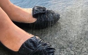 梅雨を迎える前に。 防水スプレーで雨や泥から靴をしっかり守りましょう！