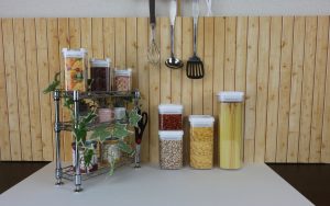 ファミリーパックのお菓子の保存容器に♪ ワンタッチ開閉のキャニスターが便利！