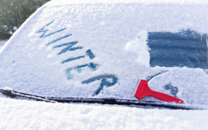 車の冬対策をしよう！フロントガラスの凍結やくもり、バッテリーあがりなど、冬に起きやすい車のトラブルに万全の対策を！