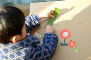 梅雨の季節は子どもと一緒におうち遊びを！段ボール工作におすすめアイテムをご紹介