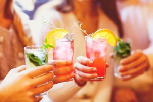 ビール、ワイン、チューハイなどのお酒をもっとおいしく！夏の宅飲みにおすすめのアイテムをご紹介